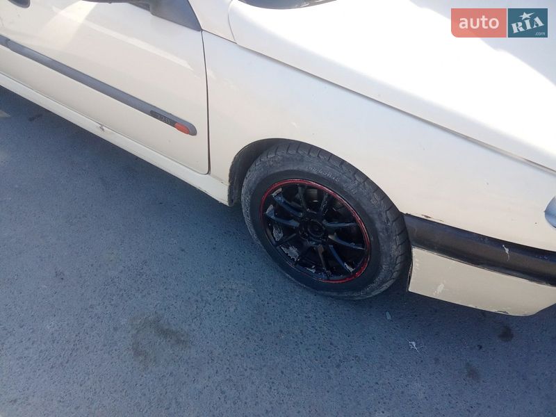 Універсал Renault Laguna 1995 в Золочеві