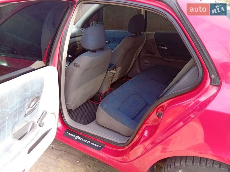 Ліфтбек Renault Laguna 2002 в Чернівцях
