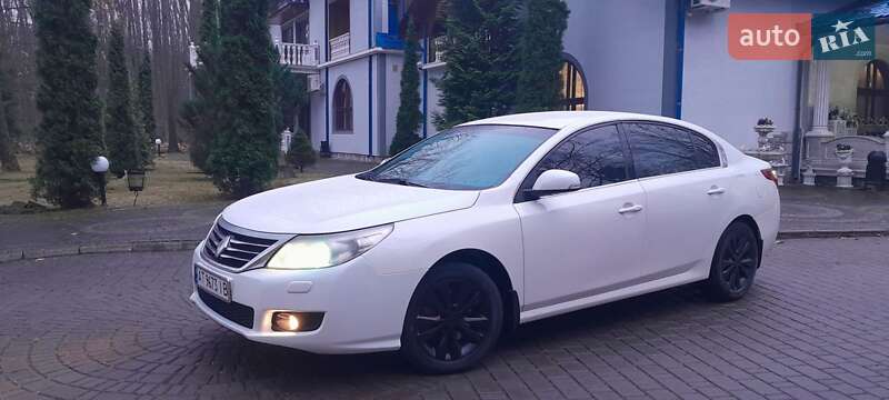 Седан Renault Latitude 2012 в 