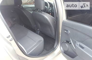 Седан Renault Logan 2014 в 