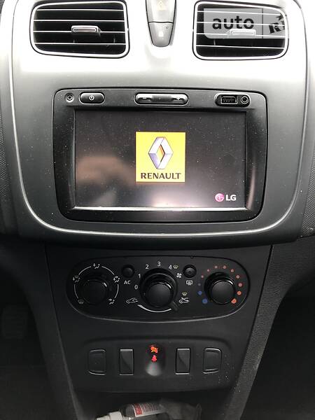 Седан Renault Logan 2015 в Львові