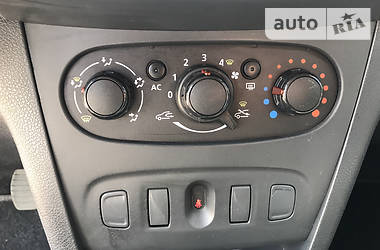 Седан Renault Logan 2013 в 