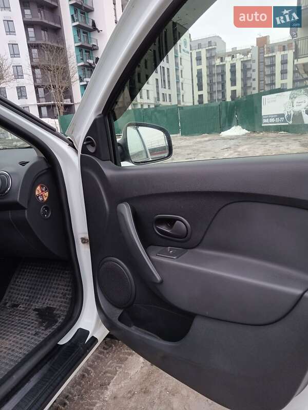 Седан Renault Logan 2013 в Львові фото 23 Седан Renault Logan 2013 в Львові