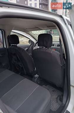 Седан Renault Logan 2013 в 