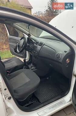 Седан Renault Logan 2013 в 