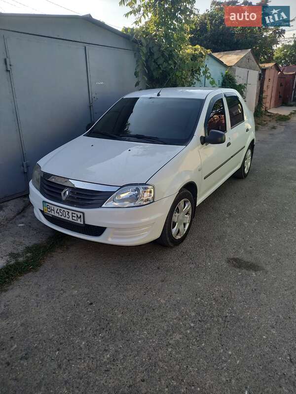 Седан Renault Logan 2012 в 