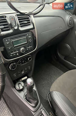Седан Renault Logan 2014 в 