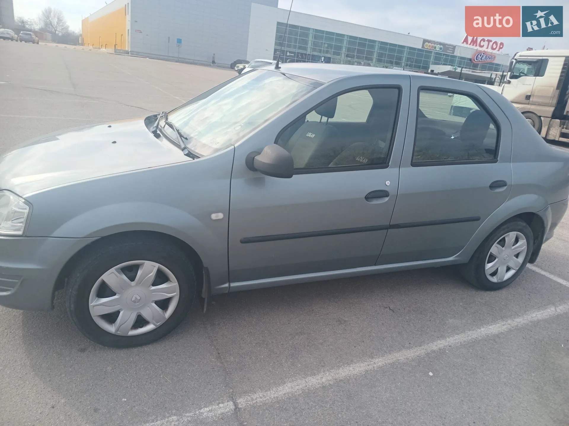 2010 Renault Logan - мініатюра 2