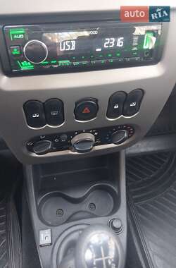 Седан Renault Logan 2011 в 