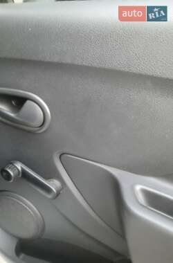 Седан Renault Logan 2013 в 