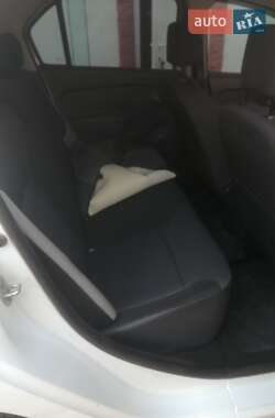 Седан Renault Logan 2013 в 