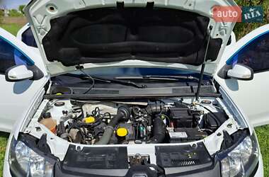 Седан Renault Logan 2013 в 