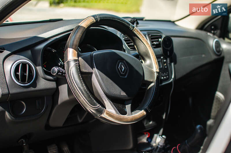 Седан Renault Logan 2015 в Львове