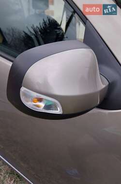 Седан Renault Logan 2015 в 