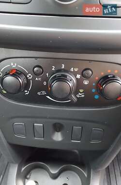 Седан Renault Logan 2015 в 
