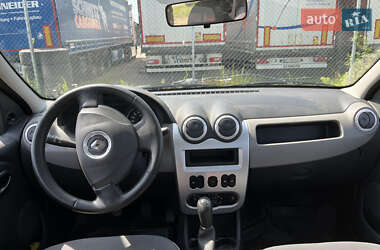 Седан Renault Logan 2012 в 