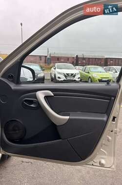 Седан Renault Logan 2012 в 