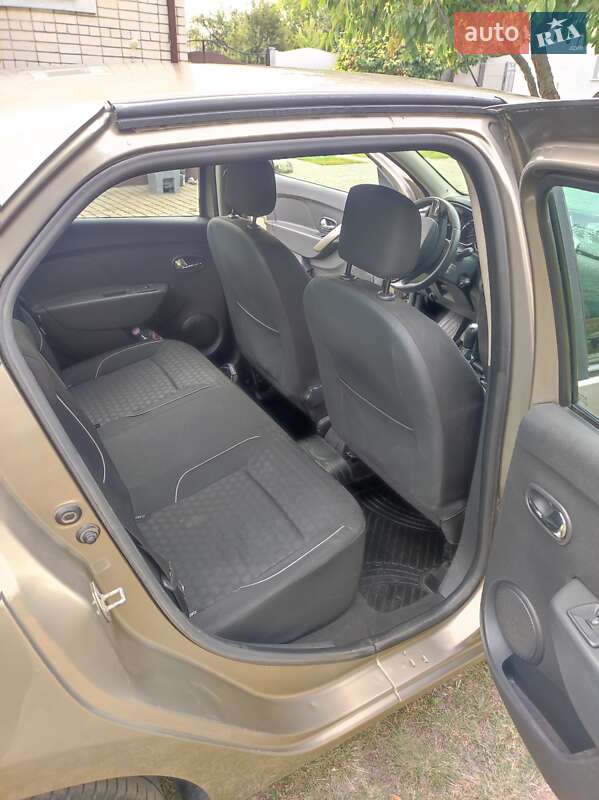 Седан Renault Logan 2013 в Хороле
