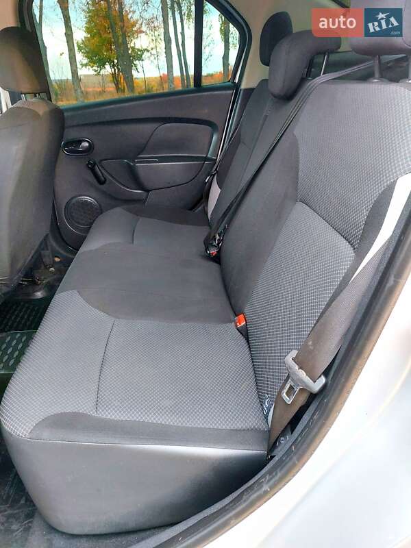 Седан Renault Logan 2015 в Тростянці