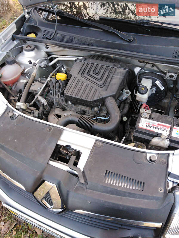 Седан Renault Logan 2013 в Валках