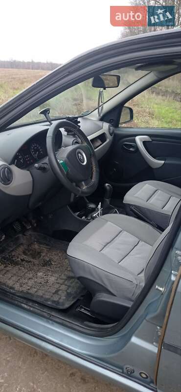 Седан Renault Logan 2011 в Шпикові