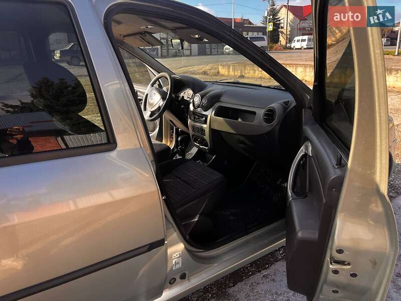 Седан Renault Logan 2010 в Залещиках