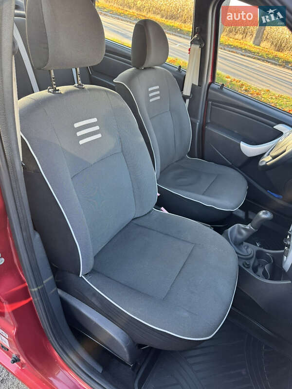 Седан Renault Logan 2012 в Володимирі