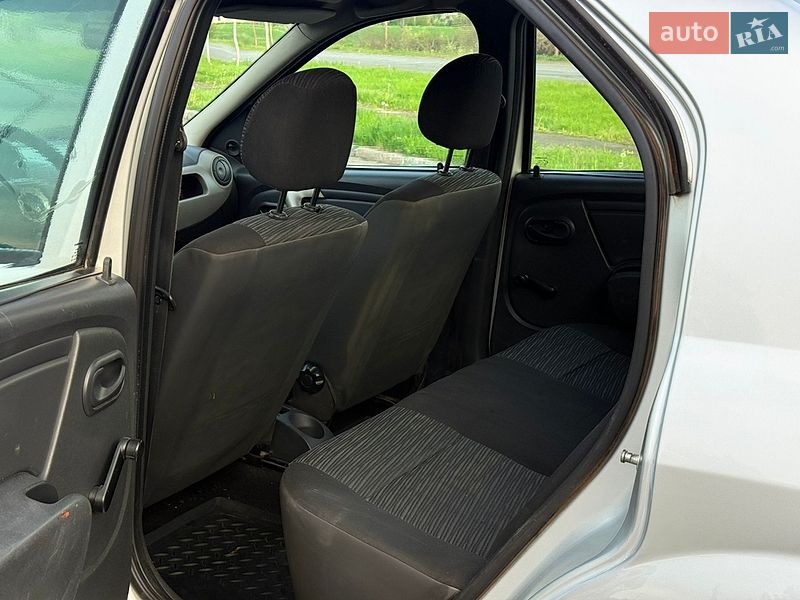 Седан Renault Logan 2011 в Мене