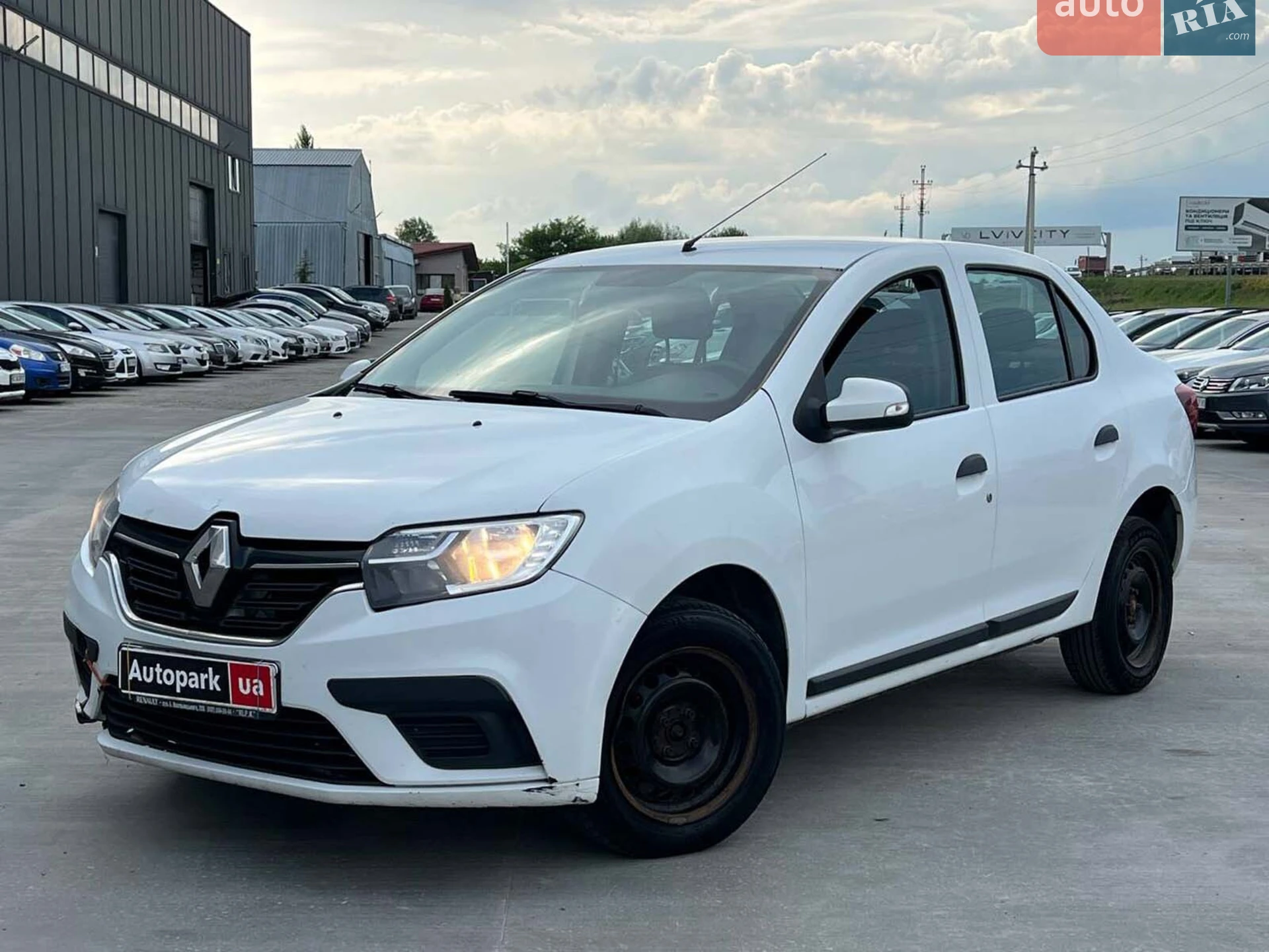 2019 Renault Logan - фото 1