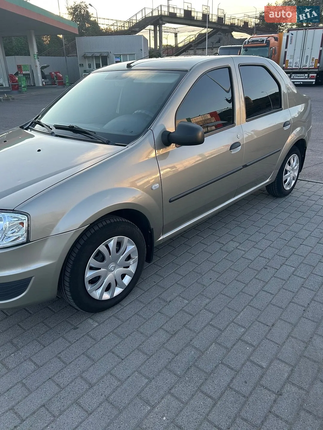2010 Renault Logan - мініатюра 2