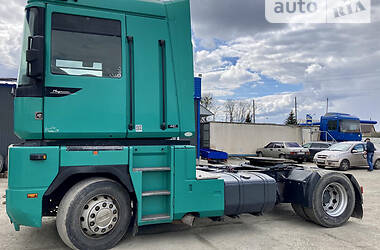 Тягач Renault Magnum 2000 в 