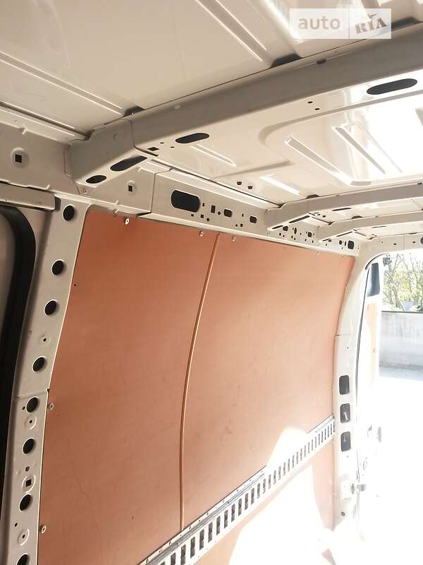 Грузовой фургон Renault Master 2015 в Рожище