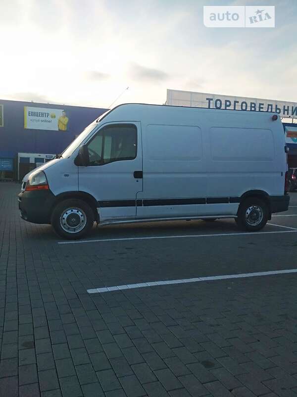 Вантажний фургон Renault Master 2004 в Калуші