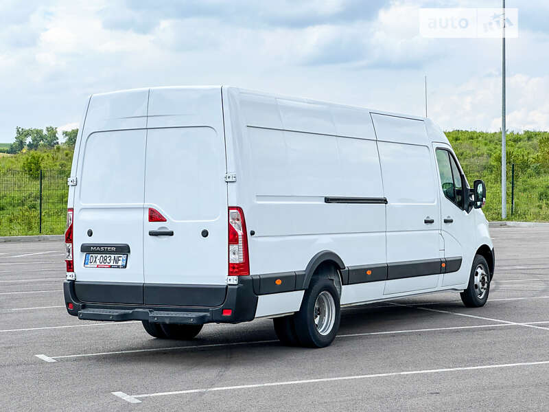 Вантажний фургон Renault Master 2015 в Рівному