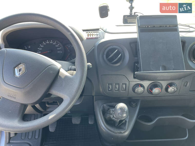 Вантажний фургон Renault Master 2017 в Чернівцях