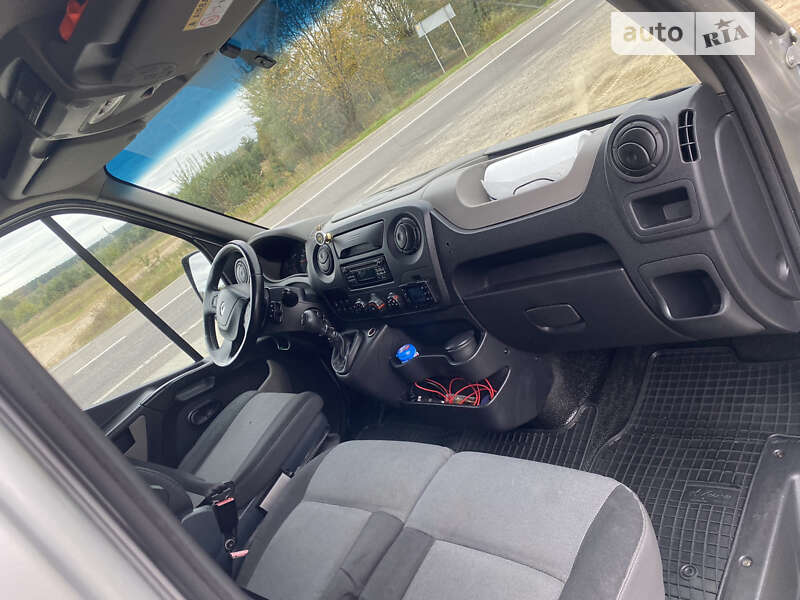 Вантажний фургон Renault Master 2015 в Львові