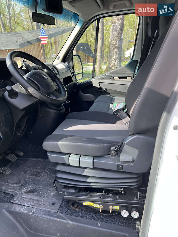 Автовоз Renault Master 2012 в Бродах