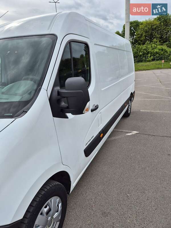 Вантажний фургон Renault Master 2015 в Львові