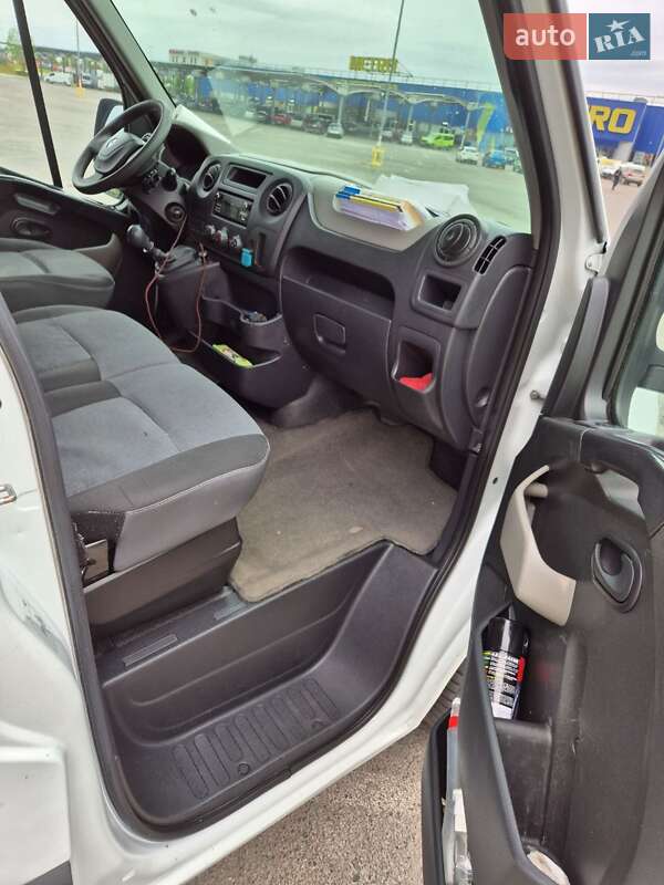 Вантажний фургон Renault Master 2015 в Львові