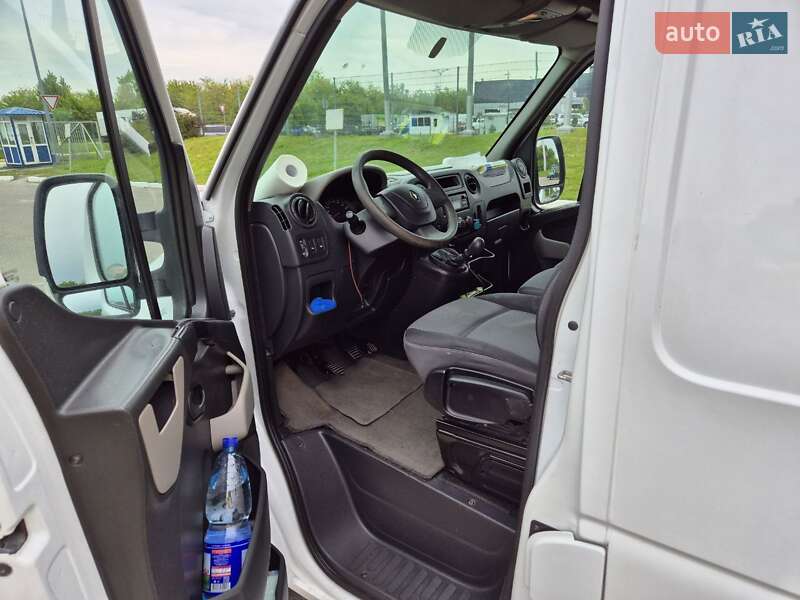 Вантажний фургон Renault Master 2015 в Львові