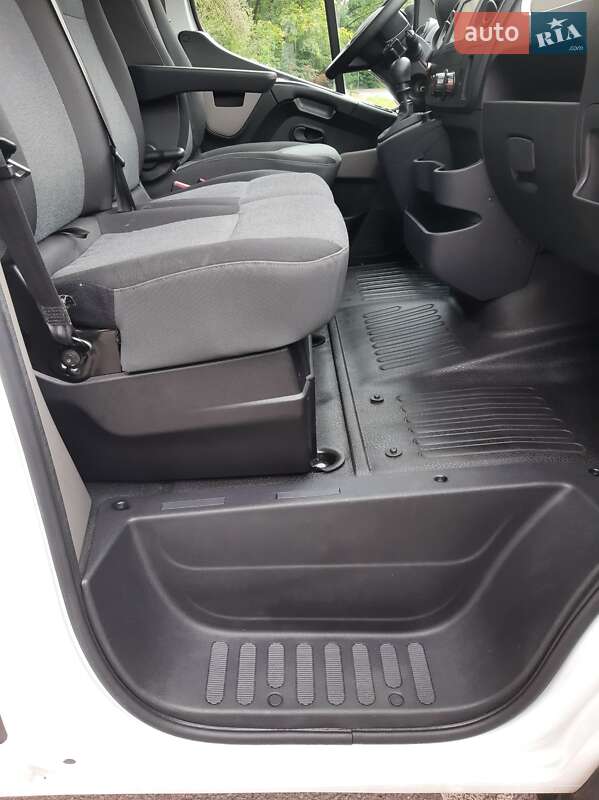 Вантажний фургон Renault Master 2016 в Полтаві
