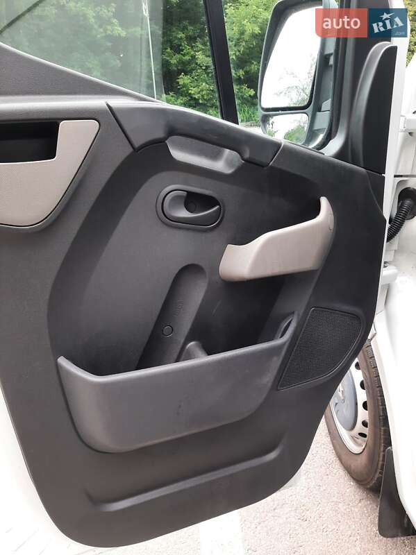 Вантажний фургон Renault Master 2016 в Полтаві