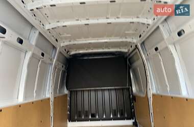 Грузовой фургон Renault Master 2022 в 