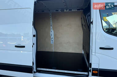 Грузопассажирский фургон Renault Master 2022 в 