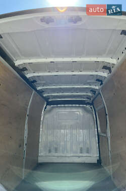 Грузовой фургон Renault Master 2012 в 