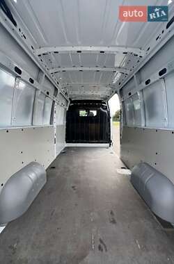 Грузовой фургон Renault Master 2022 в 