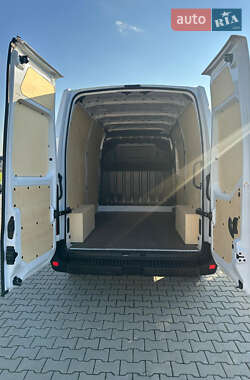 Грузовой фургон Renault Master 2023 в 