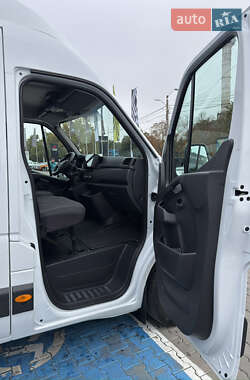 Грузовой фургон Renault Master 2023 в 