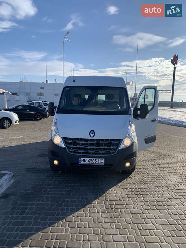 Грузовой фургон Renault Master 2012 в 