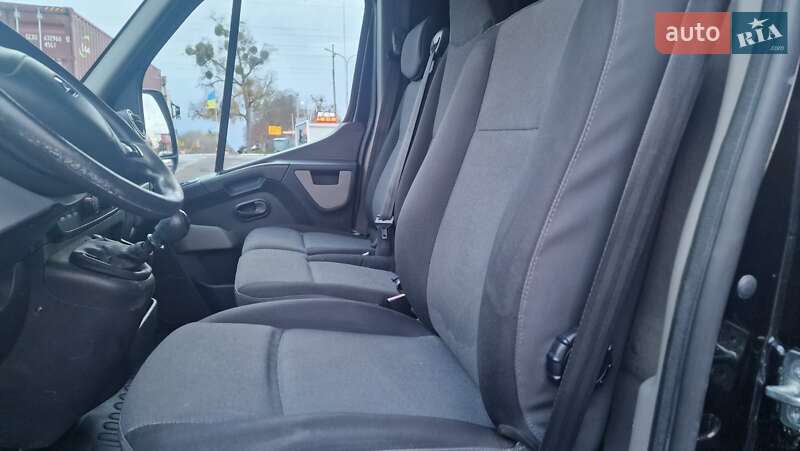 Вантажний фургон Renault Master 2015 в Рівному